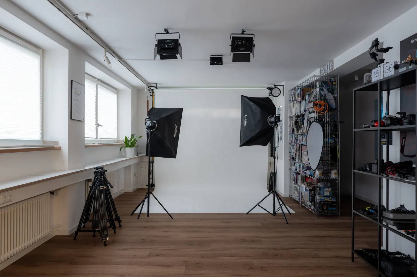 Studio mit Softboxen, Kamerastativ und Regal mit Kameras