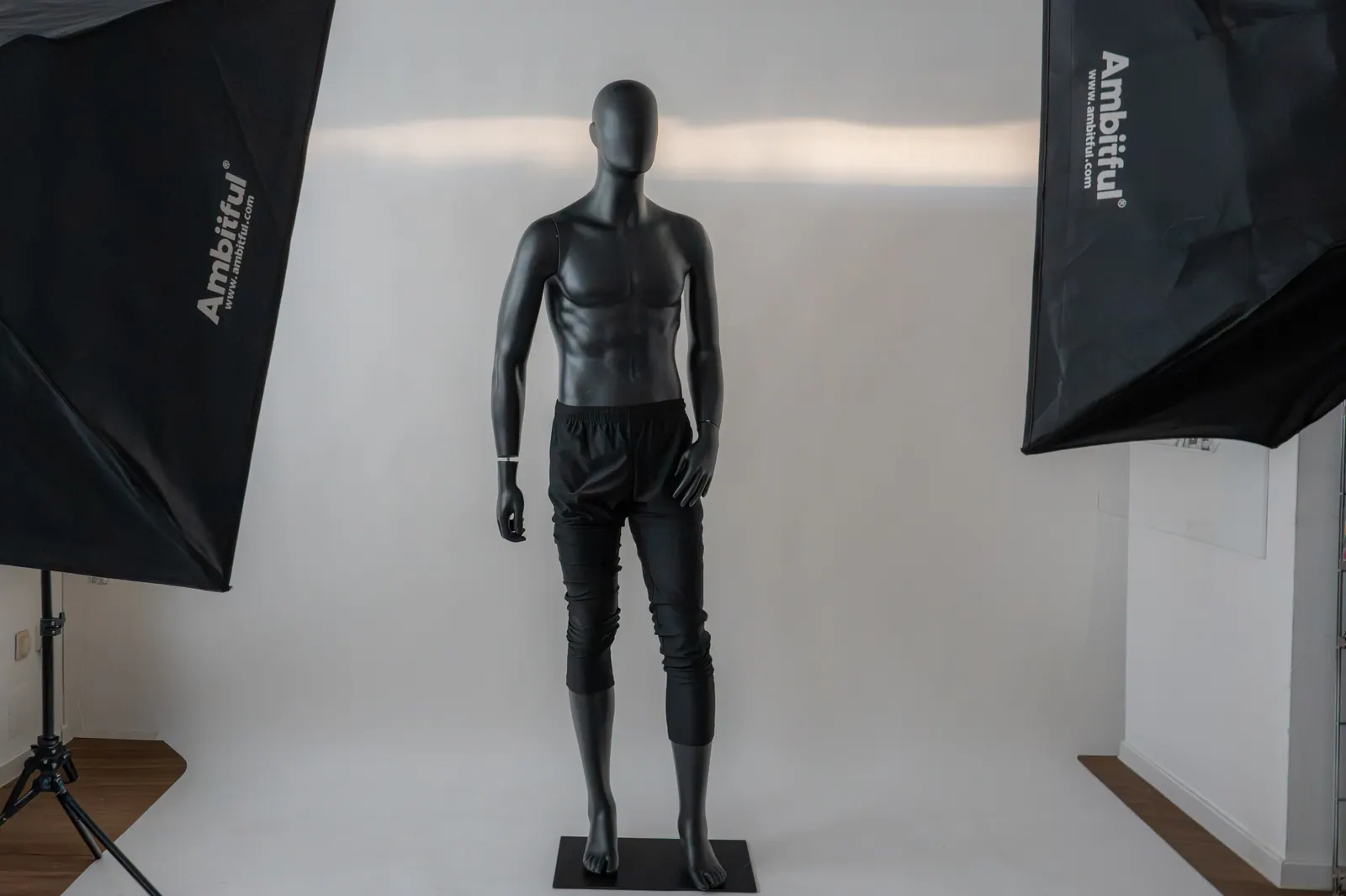 Set vor weißem Papierhintergrund mit zwei Softboxen
